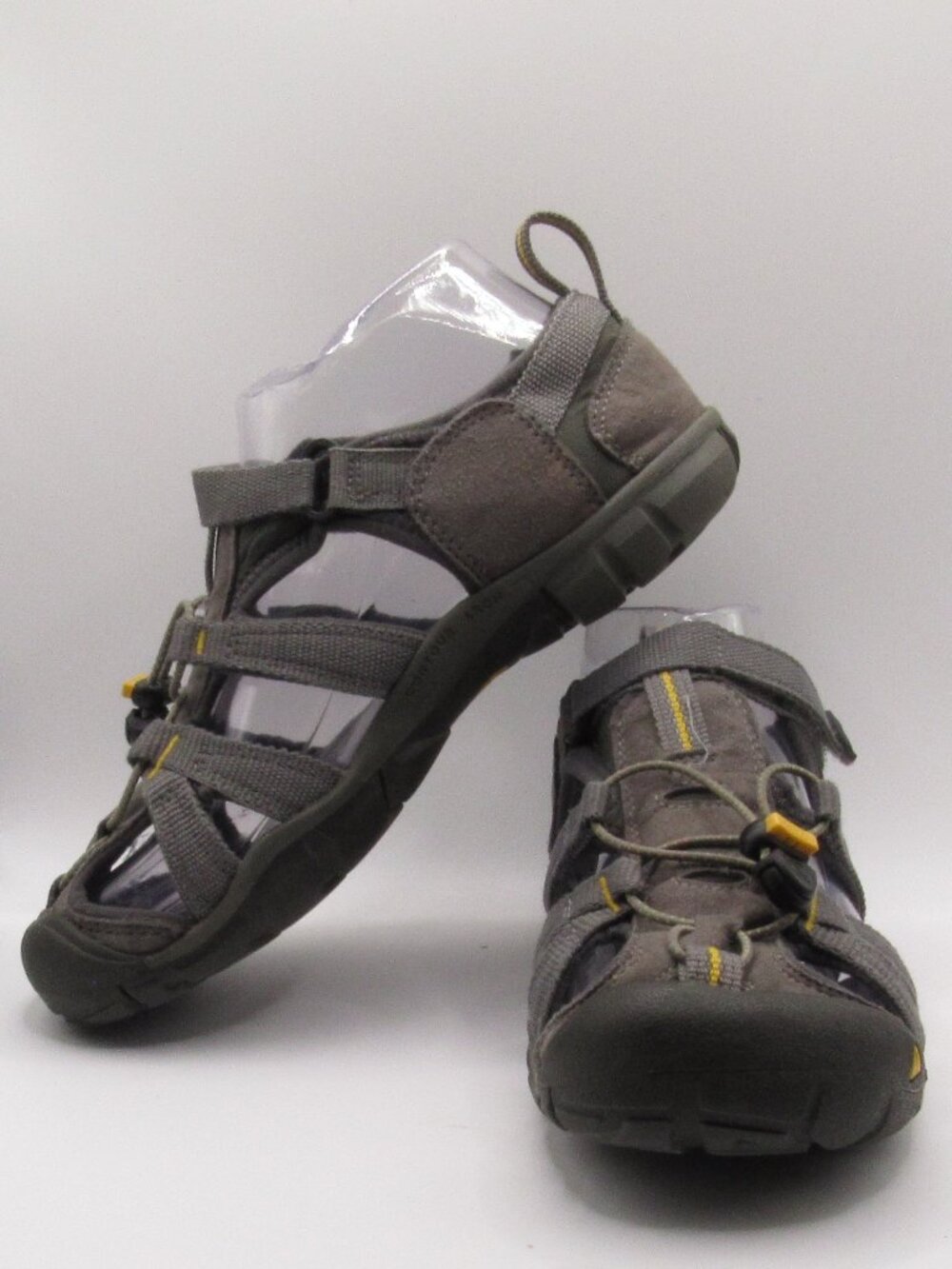 Keen Dark Gray Newport H2 Boys Sandals Size 4 Waterproof Very Good Condition